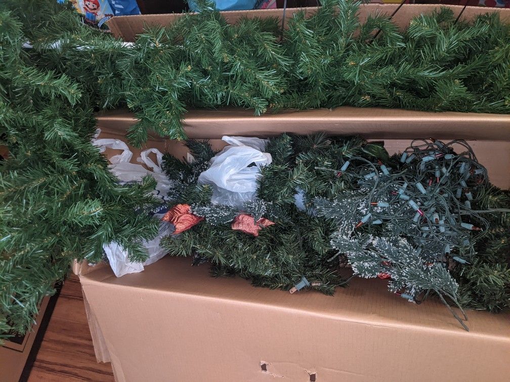 *Pending Pickup*Free Greenery And Big Garland. 