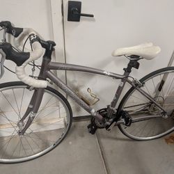 Specialized Dolce road bike in size 48cm (Small / Petite)
