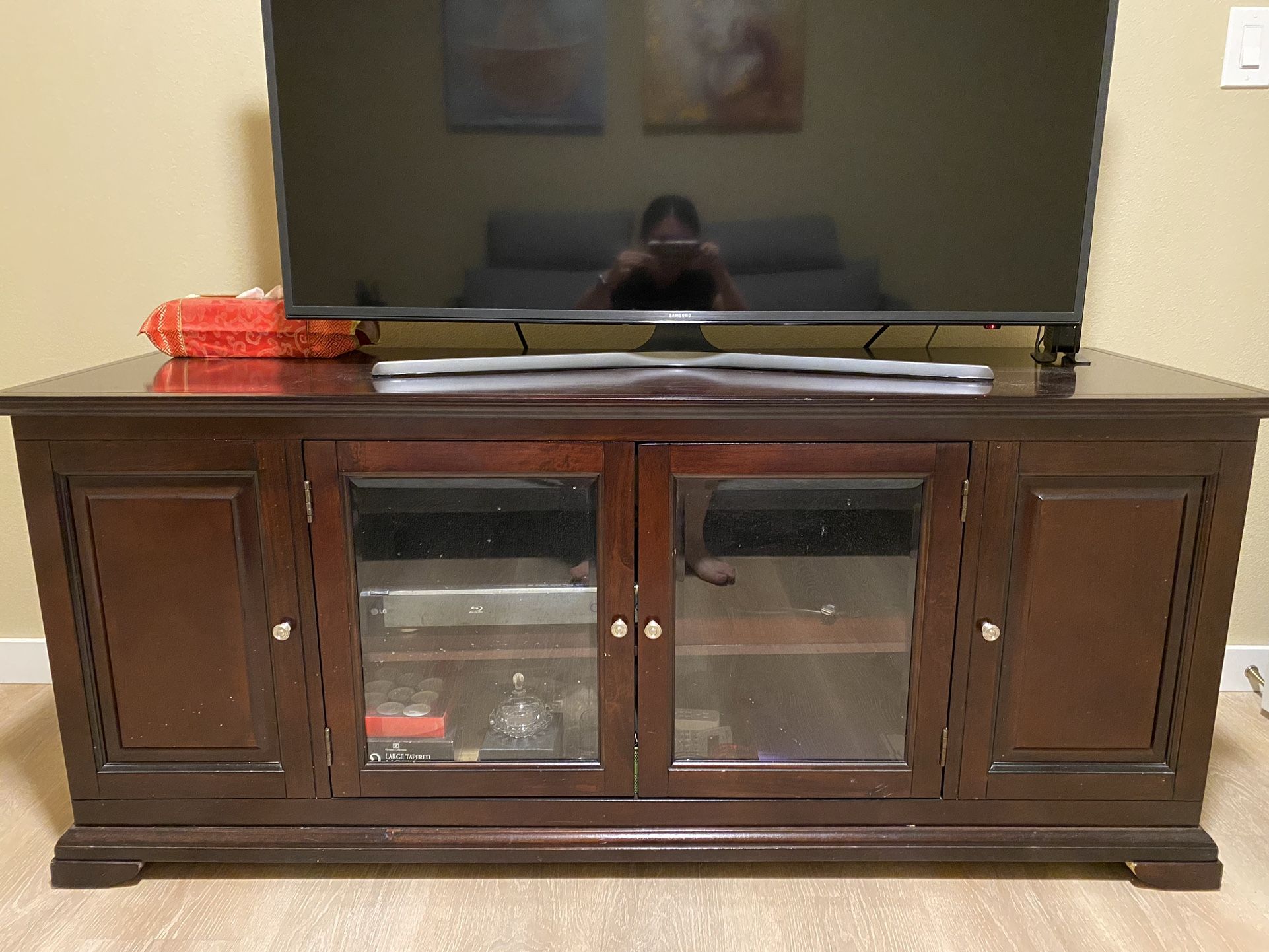 TV Stand/ Entertainment Center