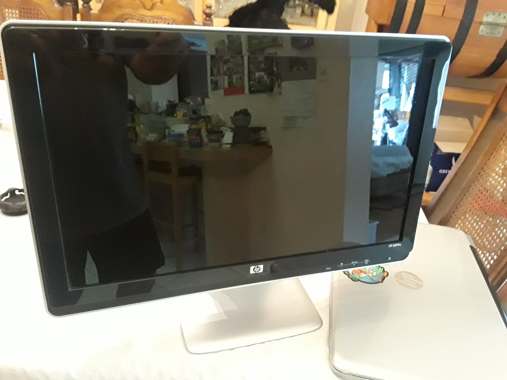 HP 2009m 20" Widescreen LCD Monitor with built in speakers for Sale in