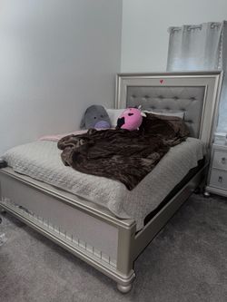 Queen bed set WITHOUT THE MATTRESS! can be sold separately!