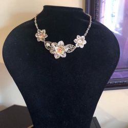 Elegant Flower Necklace And Earrings Set