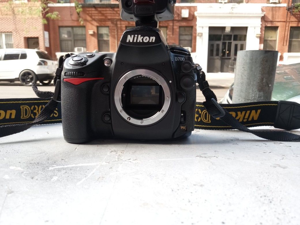 Nikon D700 Camera Body + Flash (Negotiable Price !)