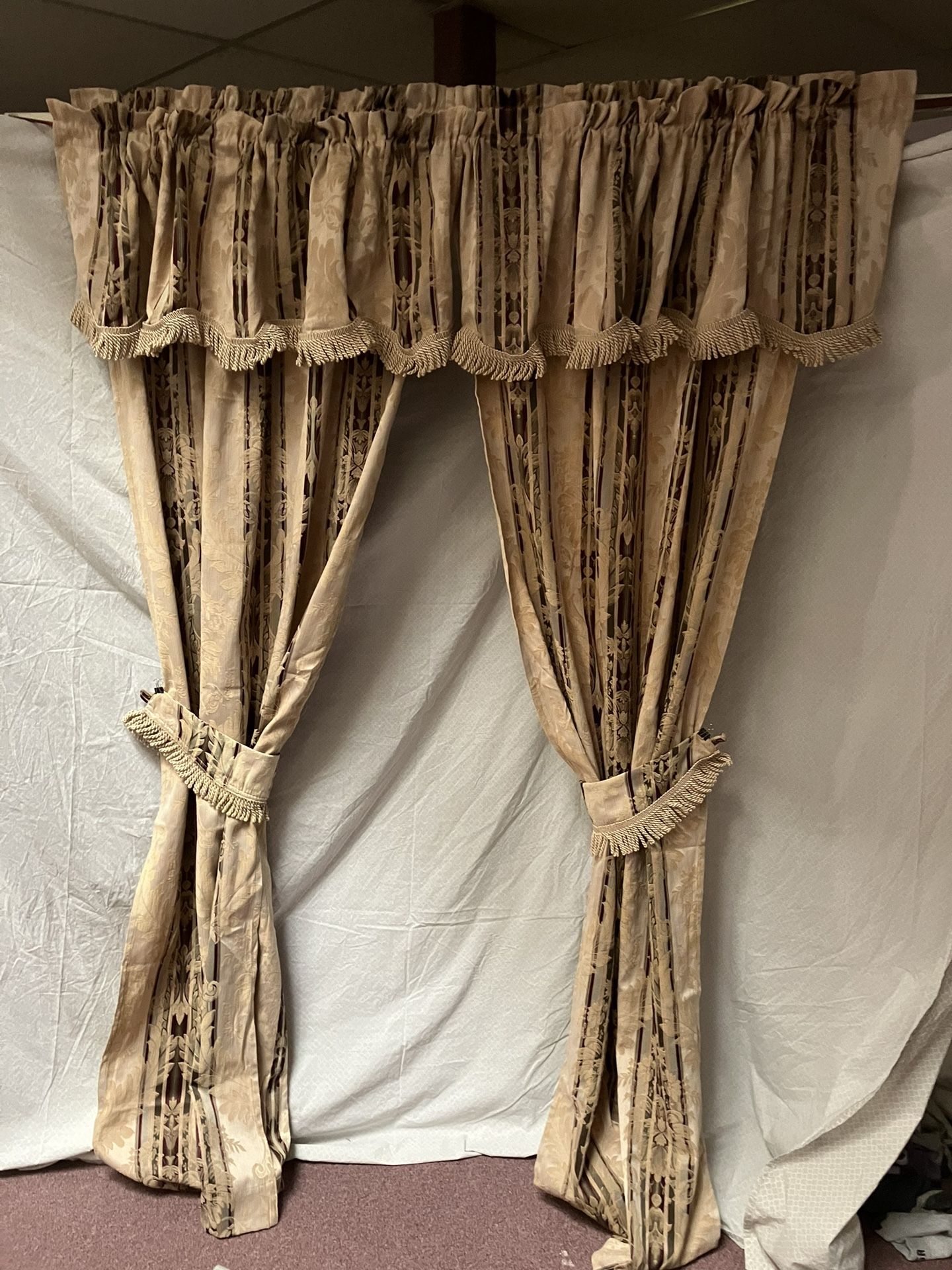 Drapes/Curtains, Valances, Tie backs