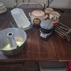 Mixed Kitchen Lot – Bakeware, Bean Pot & More