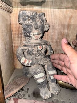 2  old artifacts -Peruvian/Mexico, maybe