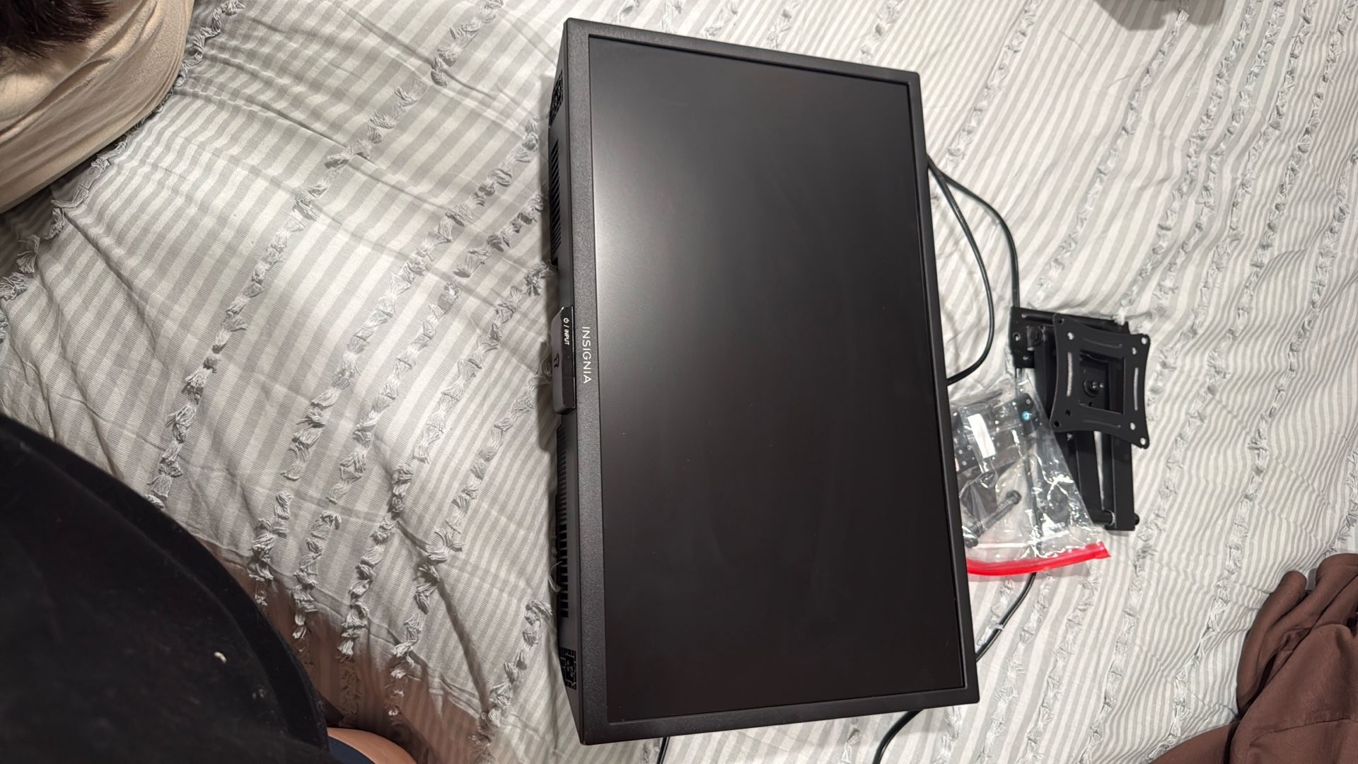 24 Inch TV With Wall Mount