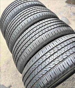 235 50 20 Bridgestone tires Con 80% de Vida Las 4