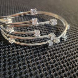 Excellent Condition Wrap Around Clear Stone Bracelet! Looks Like Shooting Stars!  