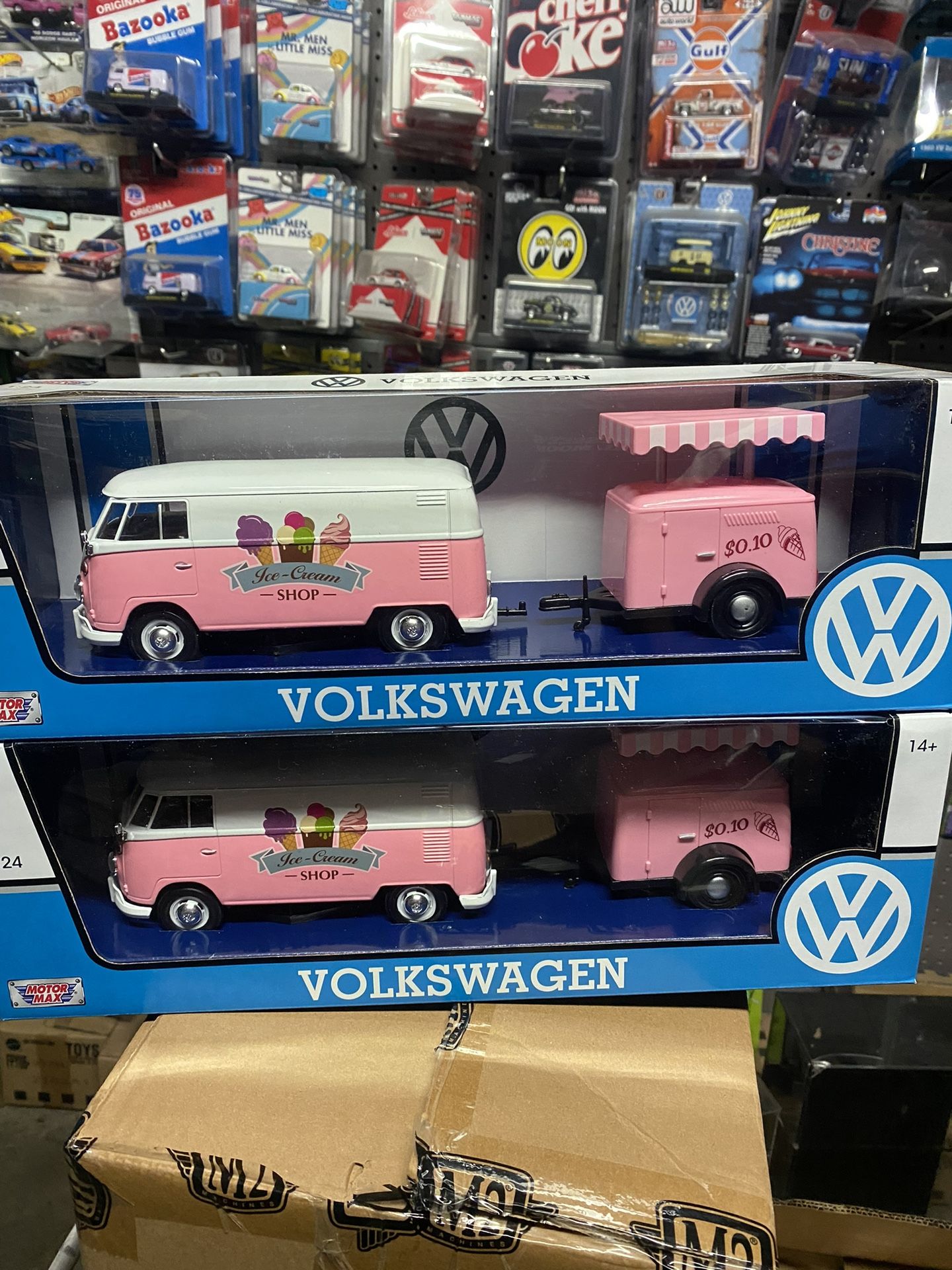 1962 Volkswagen Bus 1:24 Scale Diecast Model White Orange by Jada