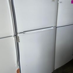 Magic Chef Top Freezer Refrigerator White 