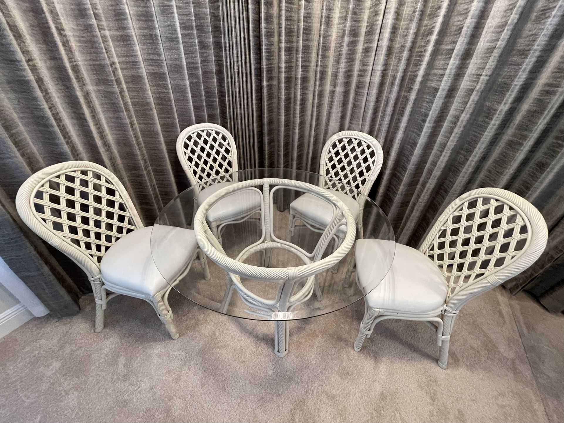Glass Top Breakfast Table (D:42, H:29) with 4 White Wicker Chairs 