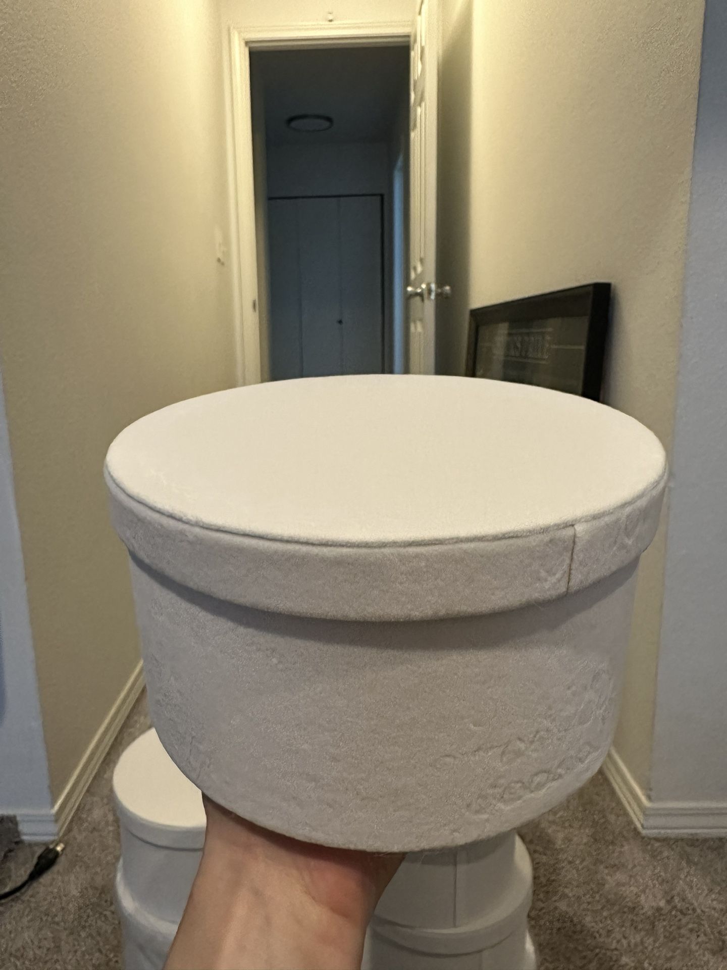 10x Velvet Round Boxes (White)