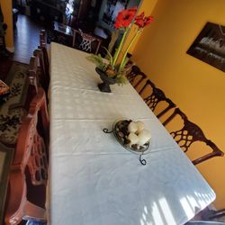 Dining Table  In Great Condition. 