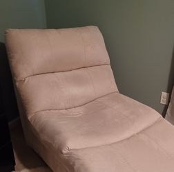 Cream-Colored Suede Chaise Lounge – Cozy & Stylish Accent