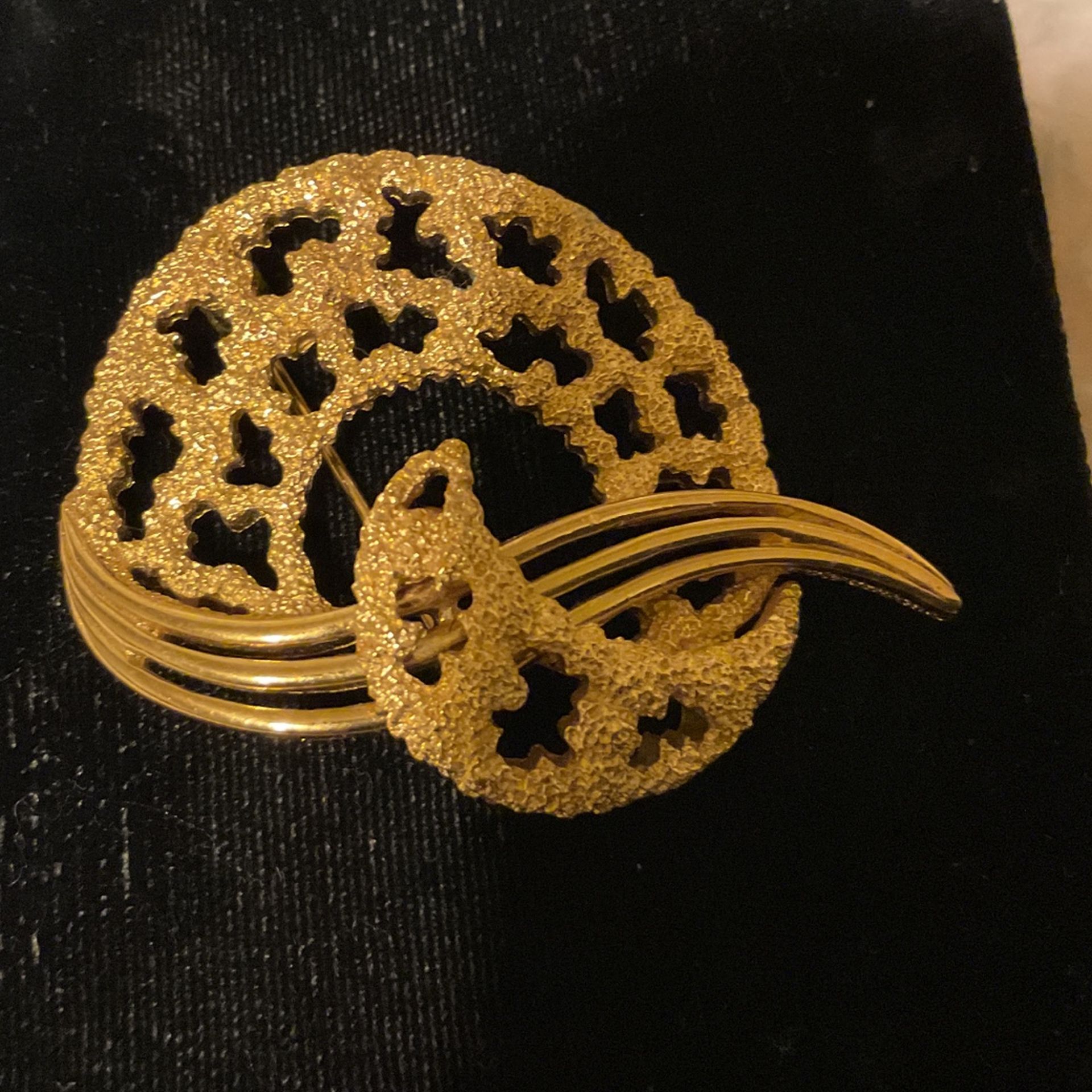 Vintage Gold Tone Solid Brooch(Trifari )