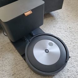 iRobot Roomba J7 + Self Cleaning 