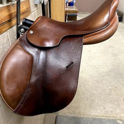 Arc De Triomphe 16.5 English Saddle, medium tree, in great shape, leather in fantastic condition, price is adjusted for small tear on left flap, see p