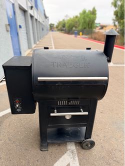 TRAEGER PELLET SMOKER