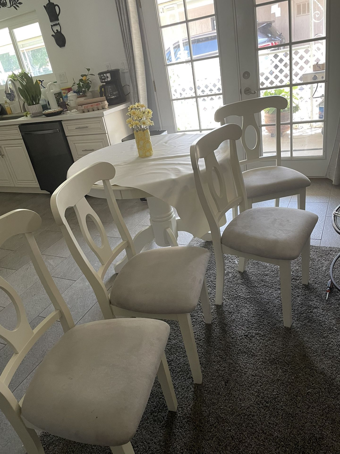 Round Kitchen Table And Chairs