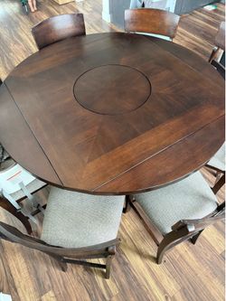 ROUND OR SQUARE DINING TABLE : 350$ or OBO