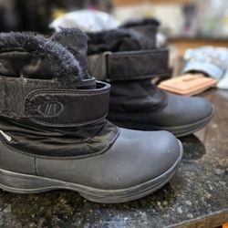 New Technica, Gore-Tex Women's Boot Waterproof Fur Size 8, $20