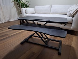 Desktop riser adjustable