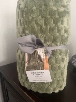 Never used better Home & Garden throw