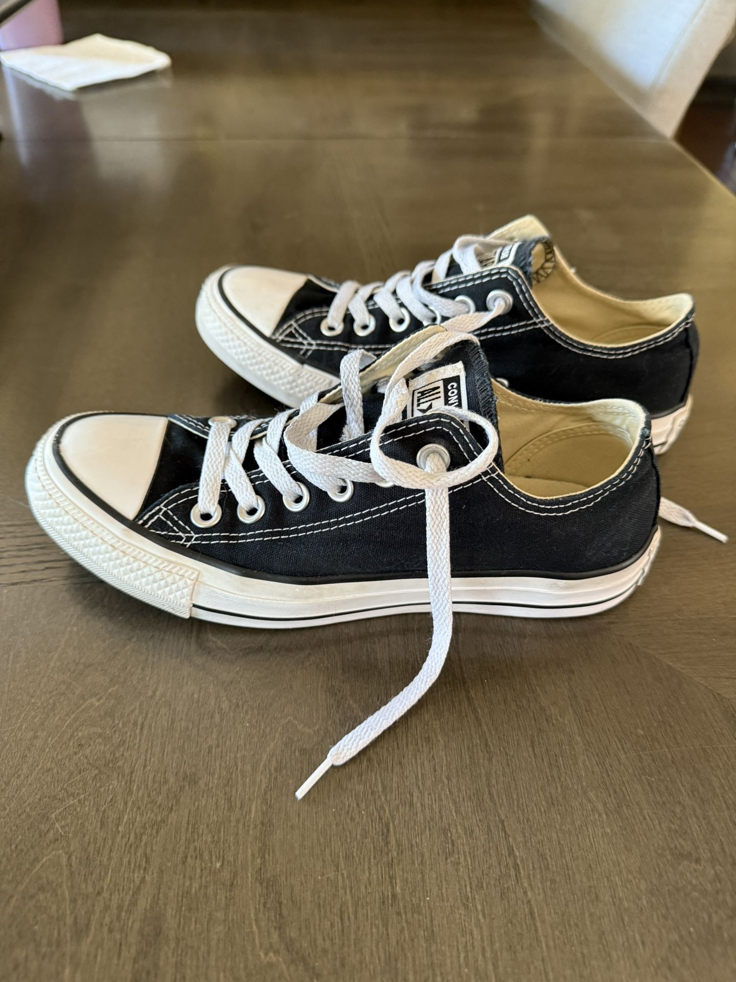 Converse Ladies Shoe (Size 6.5)