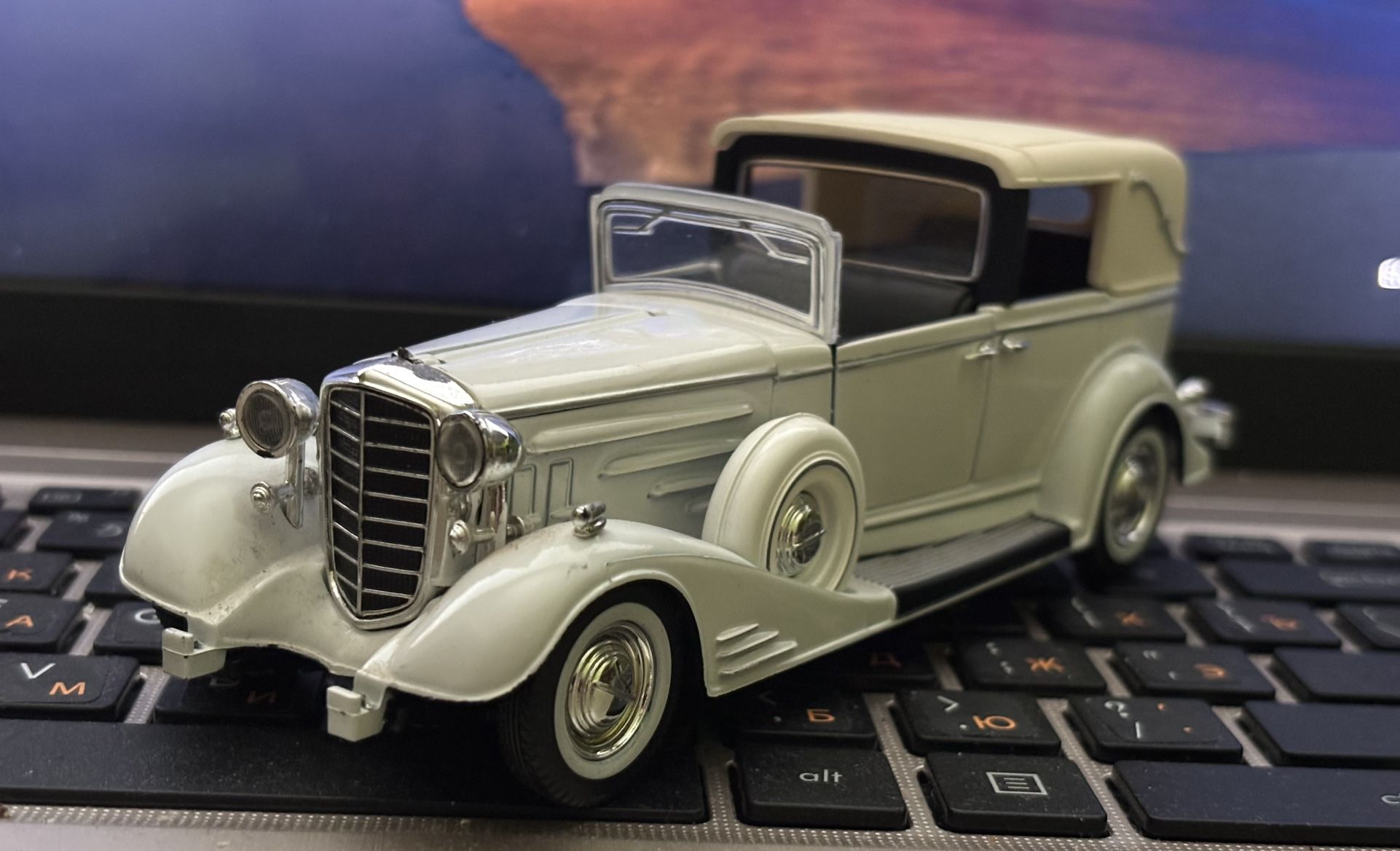 Car Model 1:24. Cadillac 1933. Collectible Toys