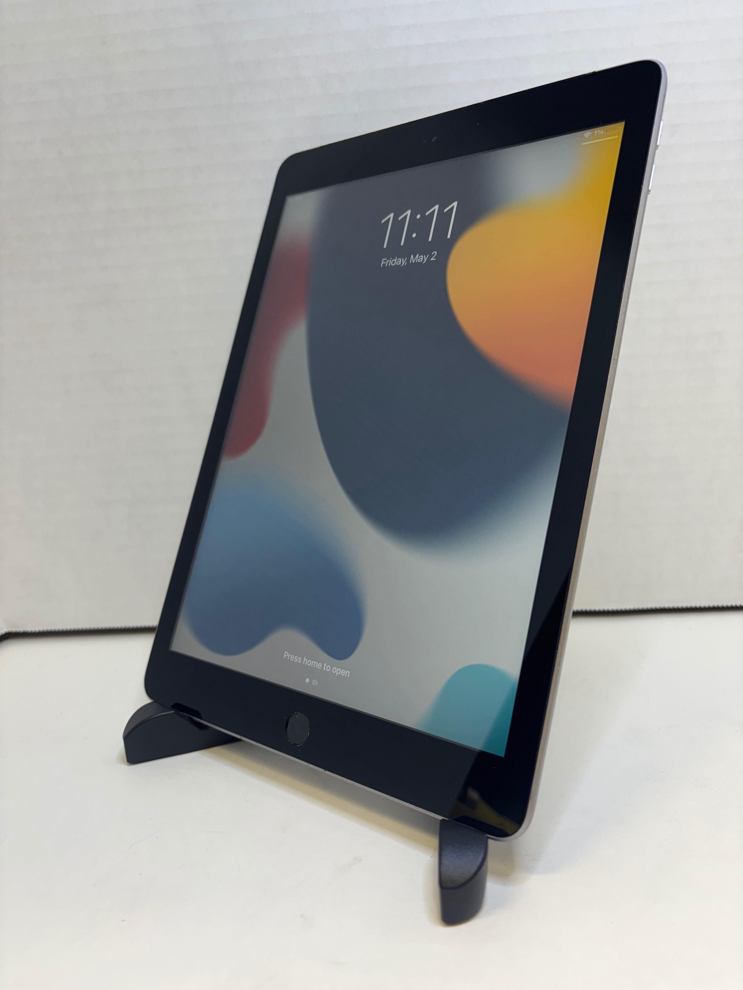 iPad 5 (Wi-Fi + Cellular), 32GB, A1823 - Black/Silver