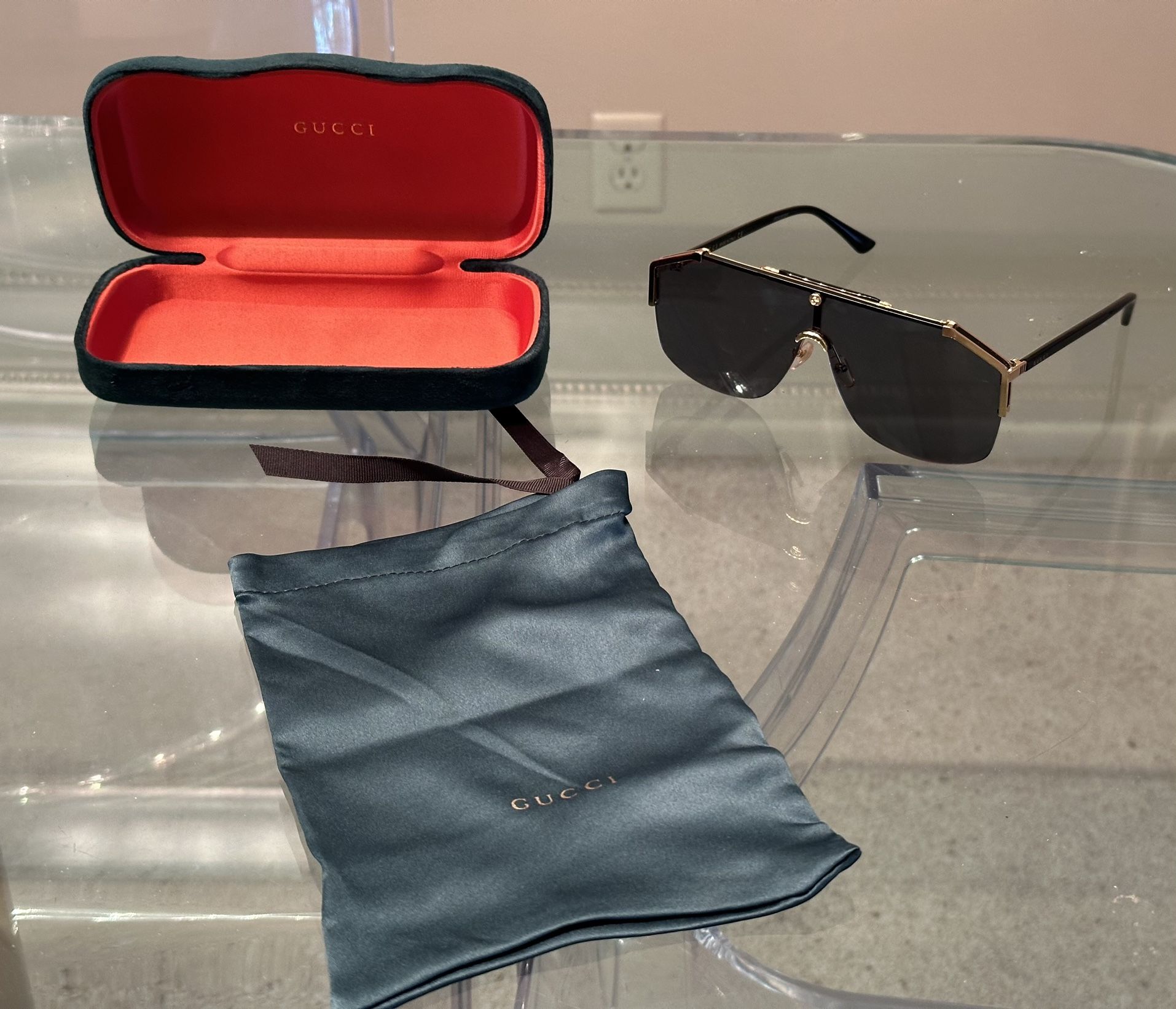 Stunning Gucci GG0291S 001 Oversized Shield Sunglasses Gray Lenses Gold Frame Italy