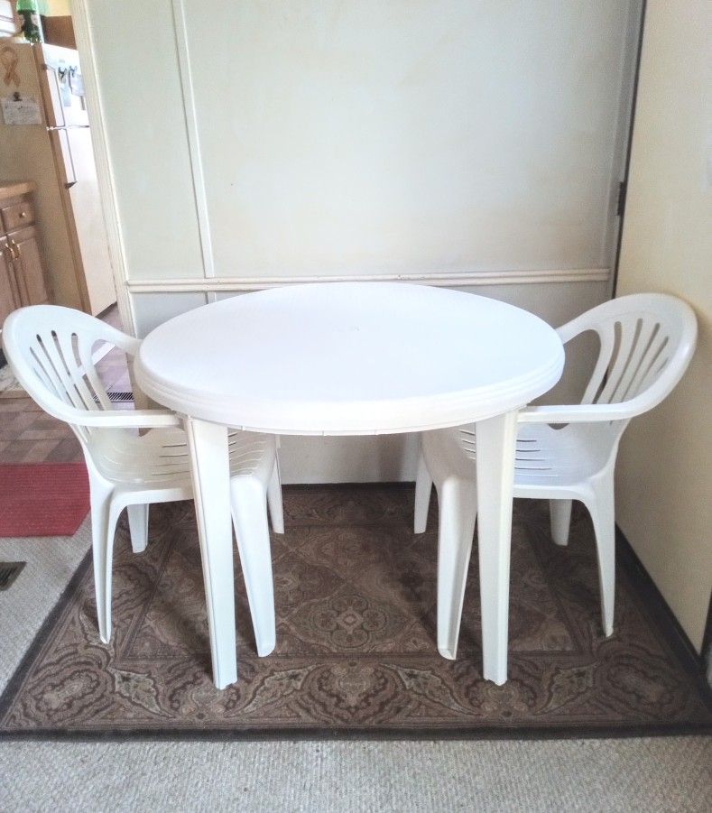 WHITE PATIO TABLE WITH UMBRELLA HOLE & PATIO CHAIRS 