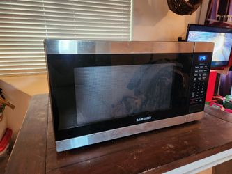 Samsung Stainless Steel/Black Countertop Microwave