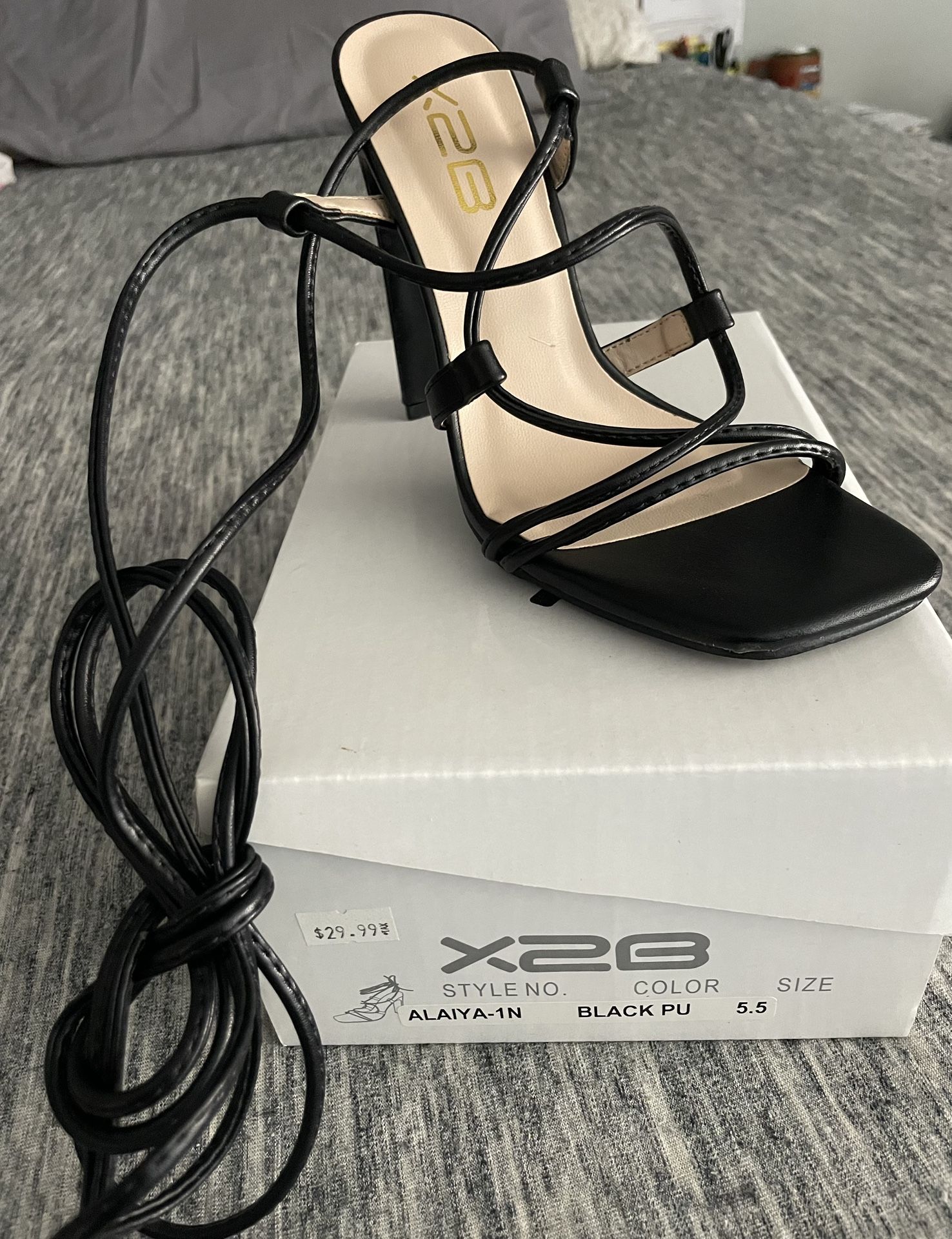15$ Black Open toe laced Up Heel