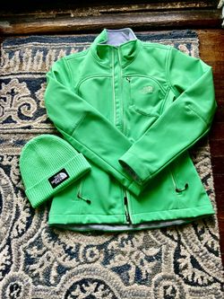 The North Face Women’s Apex Bionic Jacket With Matching Hat 