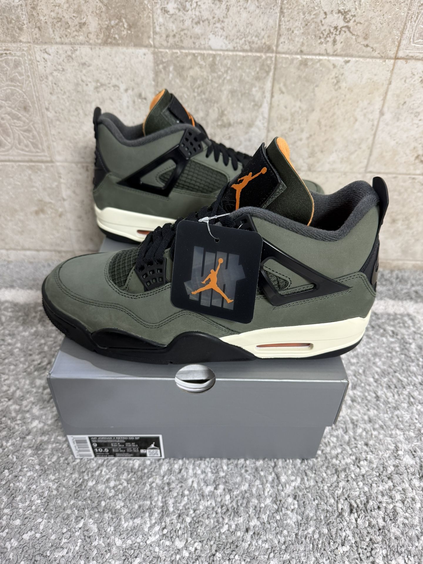 Air Jordan 4 - Undefeated - Size 9