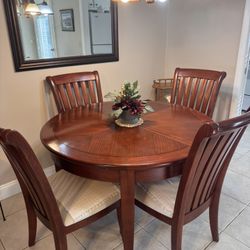 Dinning Room Table And 4 Chairs 