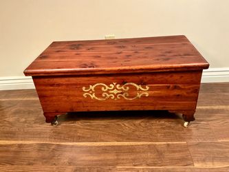 Vintage Lane Cedar Chest Trunk/Storage Bench – Child Safe