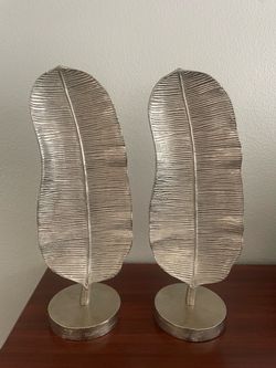 Metal feather decor