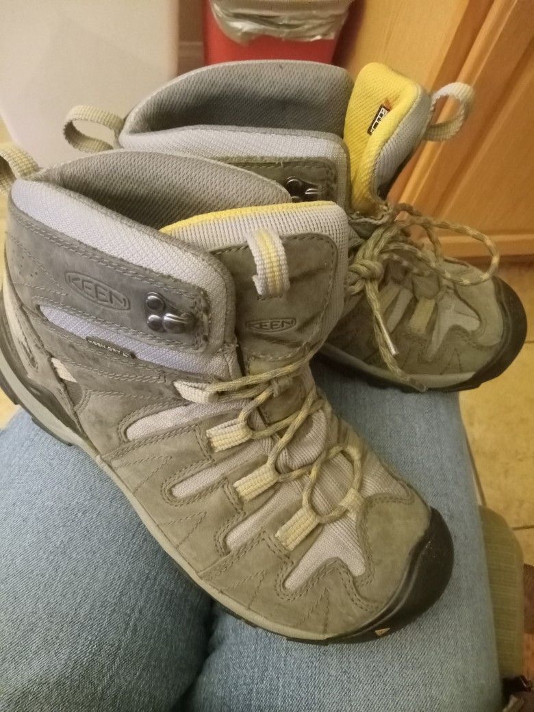 WOMAN'S 8.5 KEEN ZORB GREY & LITE GREY, LITTLE BIT OF YELLOW