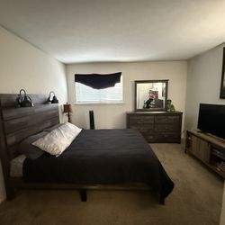 Brown Wooden Queen Size Bedset with Dresser & Mirror