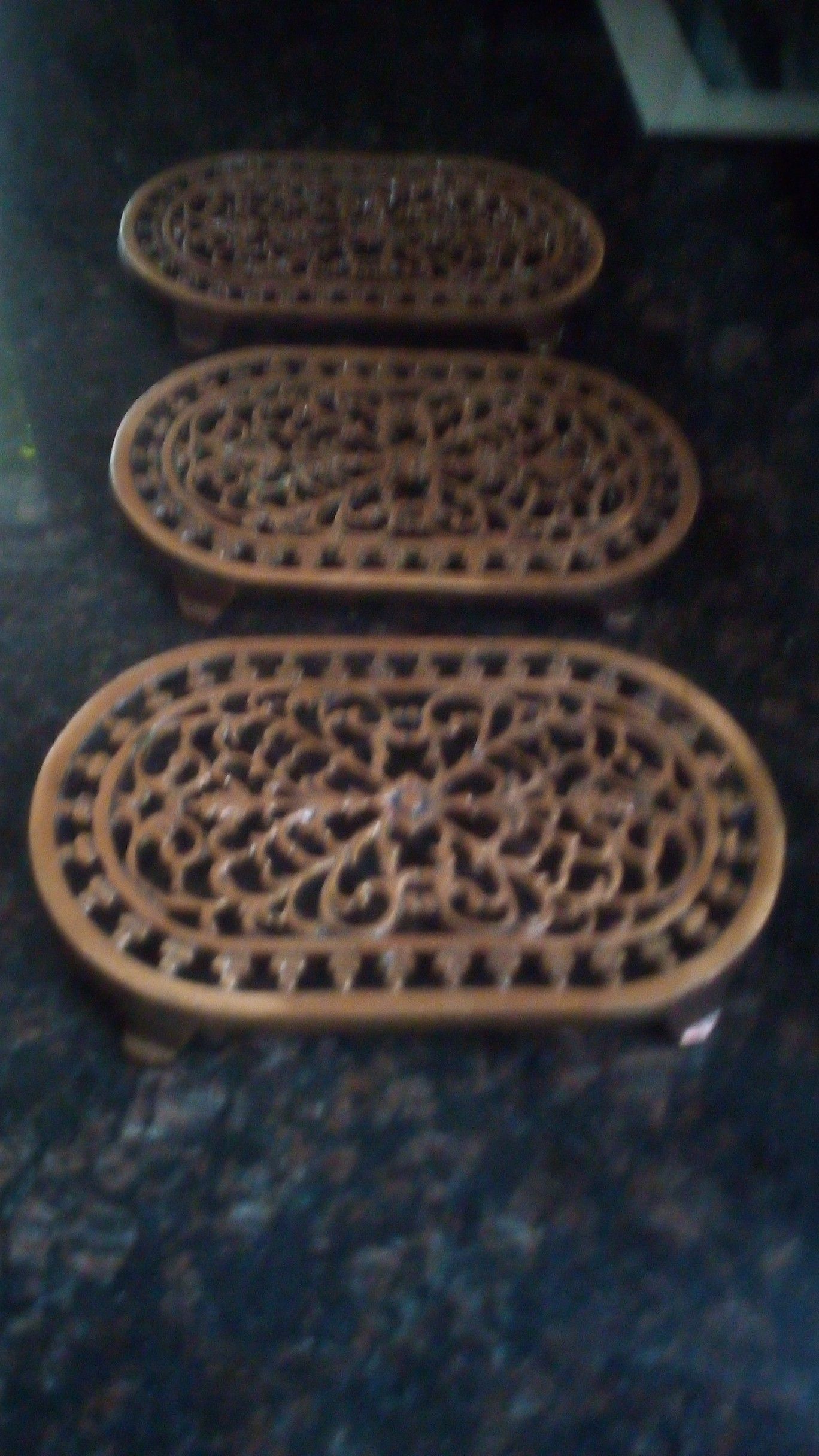 Cast iron wall hanging/pot holder