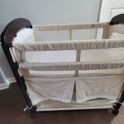 CAMBRIA CO-SLEEPER WITH SKIRT (BRUNETTE)
