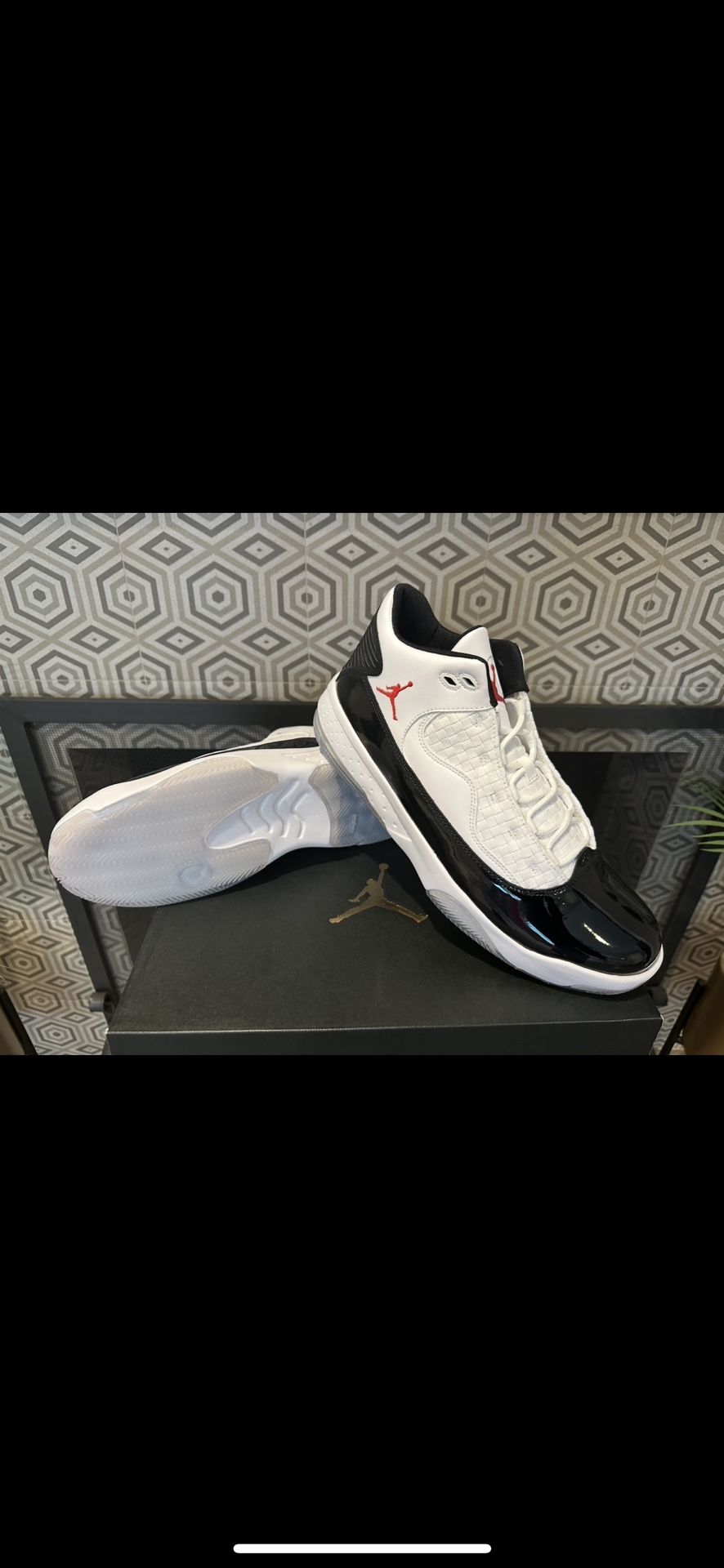 Jordan Max Aura “White Black Gym Red”