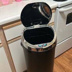 Automatic trashcan