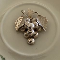 Taxco Mexican sterling silver brooch featuring a sculptural bunch of grapes with textured leaves