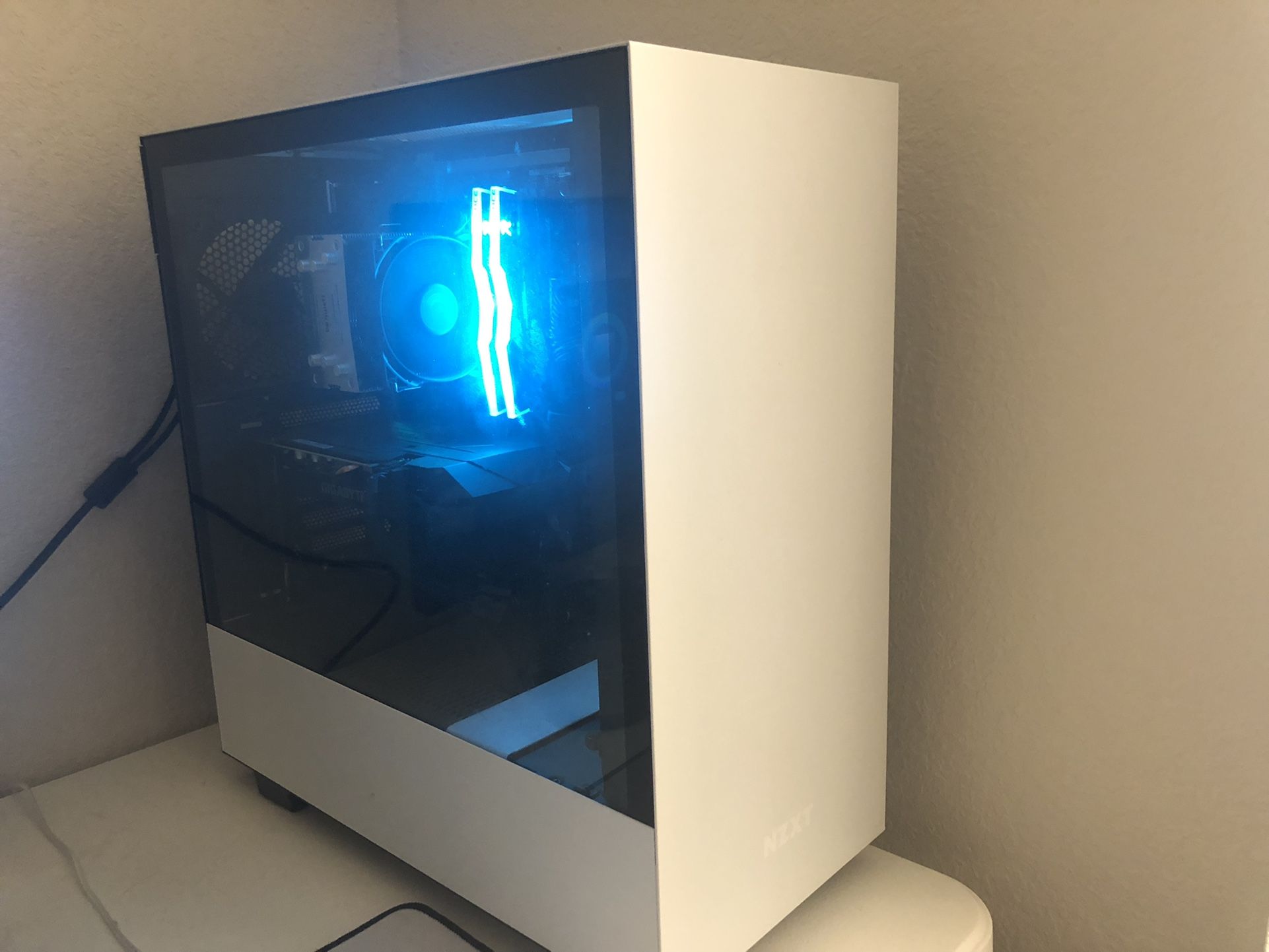 Nzxt Prebuilt, Monitor And Black widow Lit Keyboard