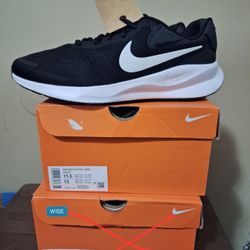 Nike Revolution
Mens Wide 11.5