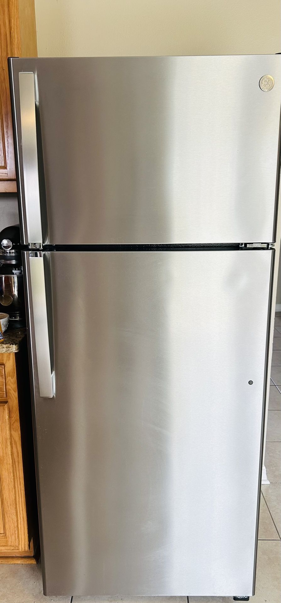 GE Refrigerator Like New Make Offer